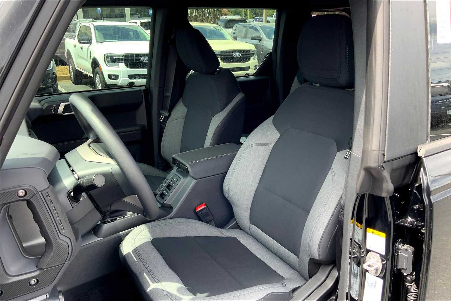 2025 Ford Bronco Base photo 9