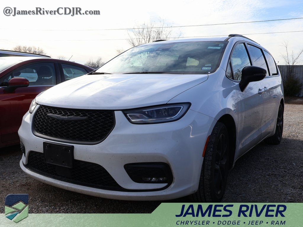 2025 Chrysler Pacifica Limited's photo