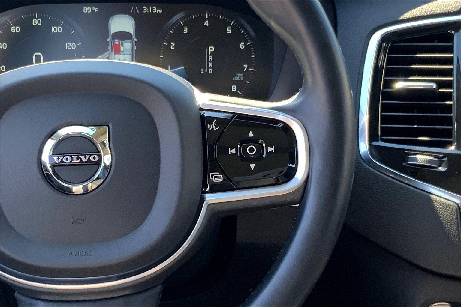 2018 Volvo XC90 Momentum photo 14