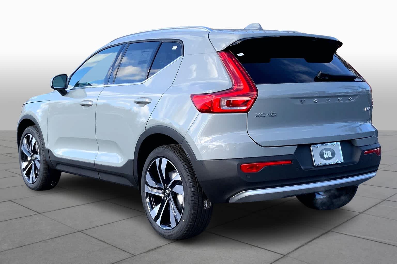 2025 Volvo XC40 Plus photo 3