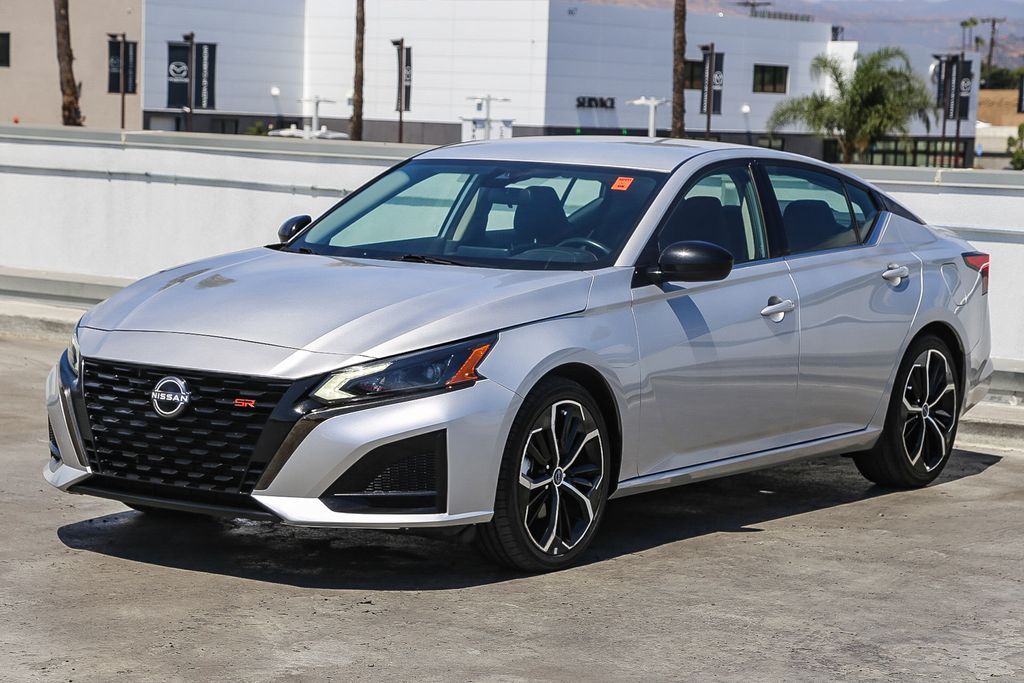2023 Nissan Altima 2.5 SR photo 2