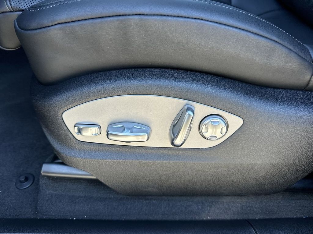 2025 Porsche Macan Base photo 10