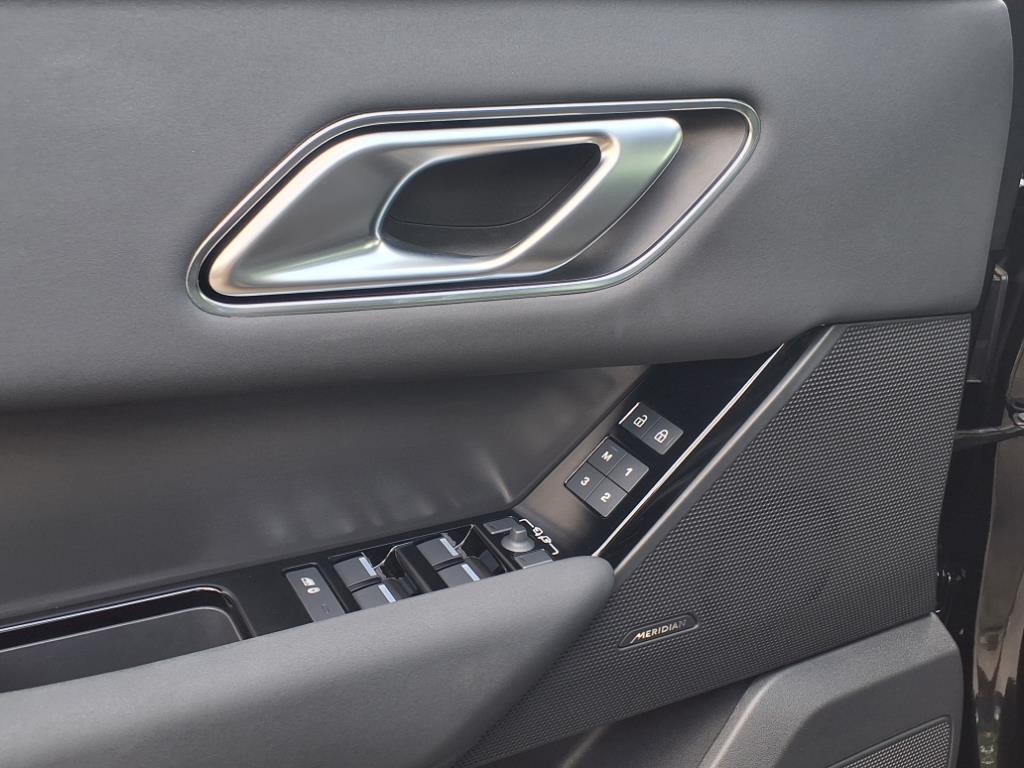2025 Land Rover Range Rover Velar SE photo 10