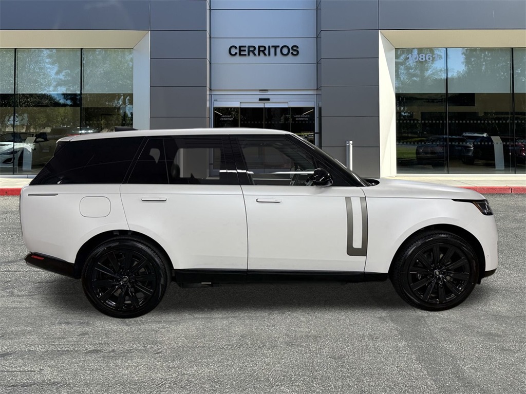 2025 Land Rover Range Rover SE photo 2