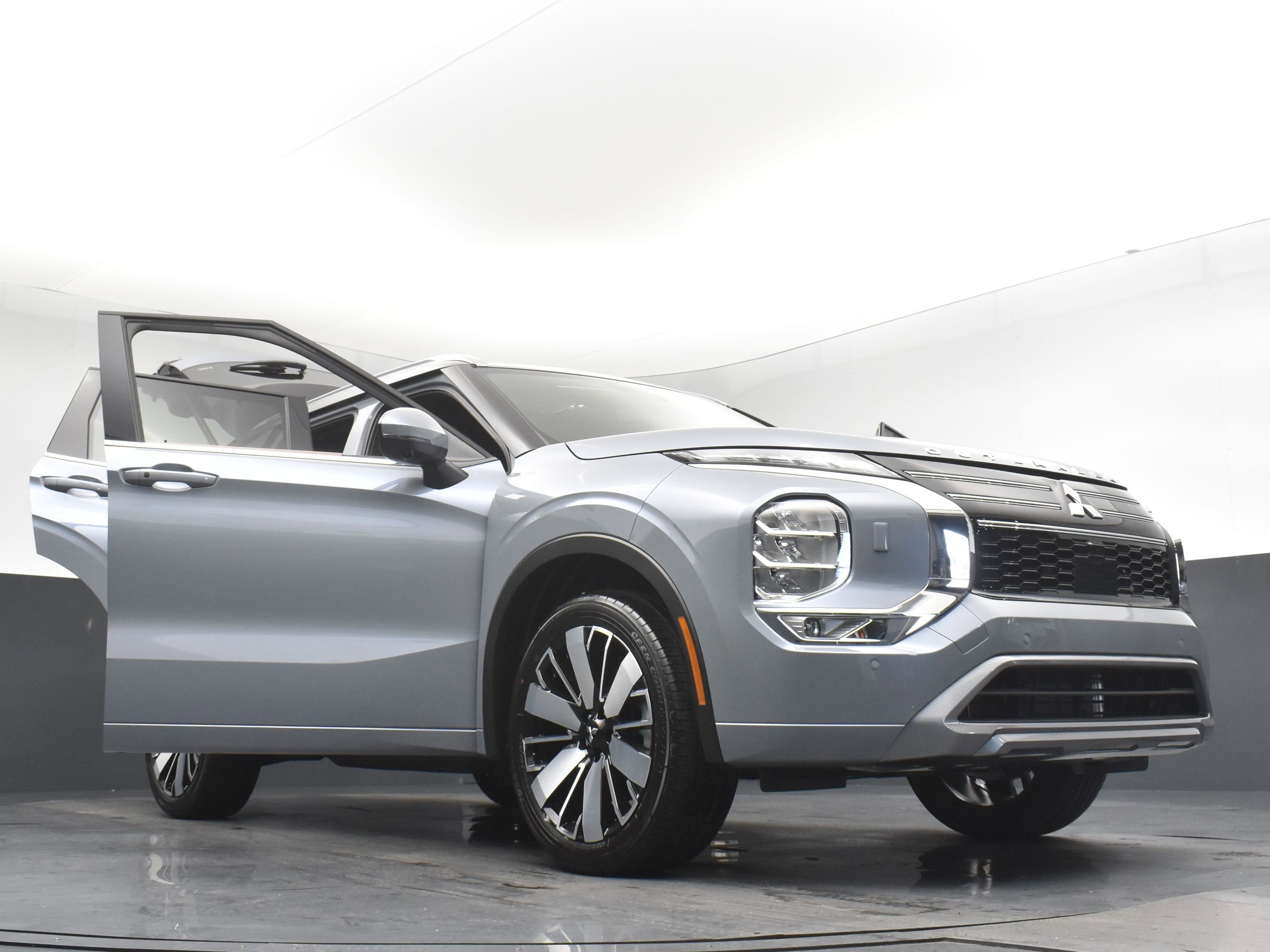 2025 Mitsubishi Outlander SEL photo 29
