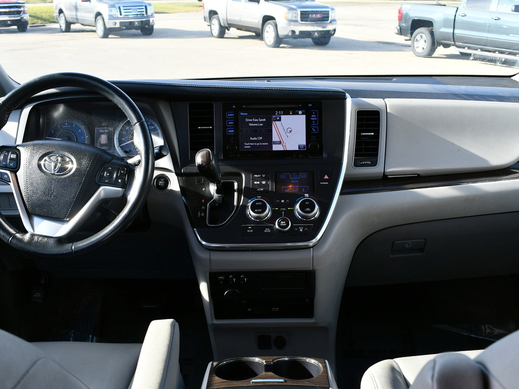 2017 Toyota Sienna Limited XLE Premium photo 3