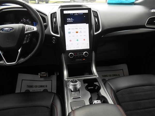 2022 Ford Edge SEL photo 3