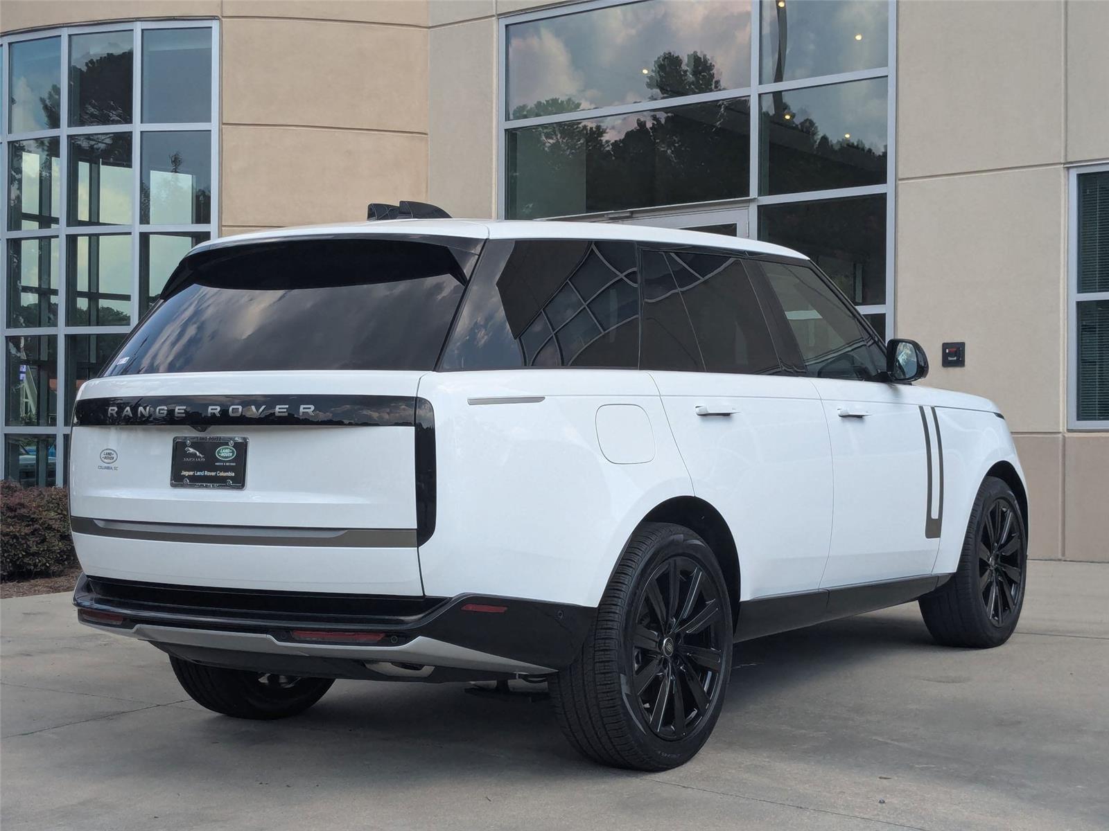 2025 Land Rover Range Rover SE photo 3