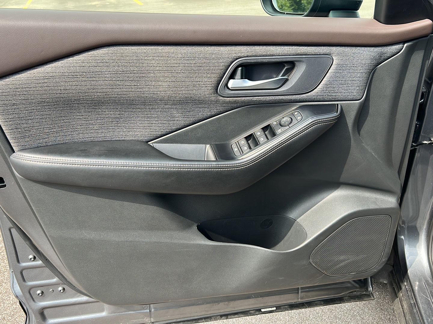 2023 Nissan Rogue SV photo 16