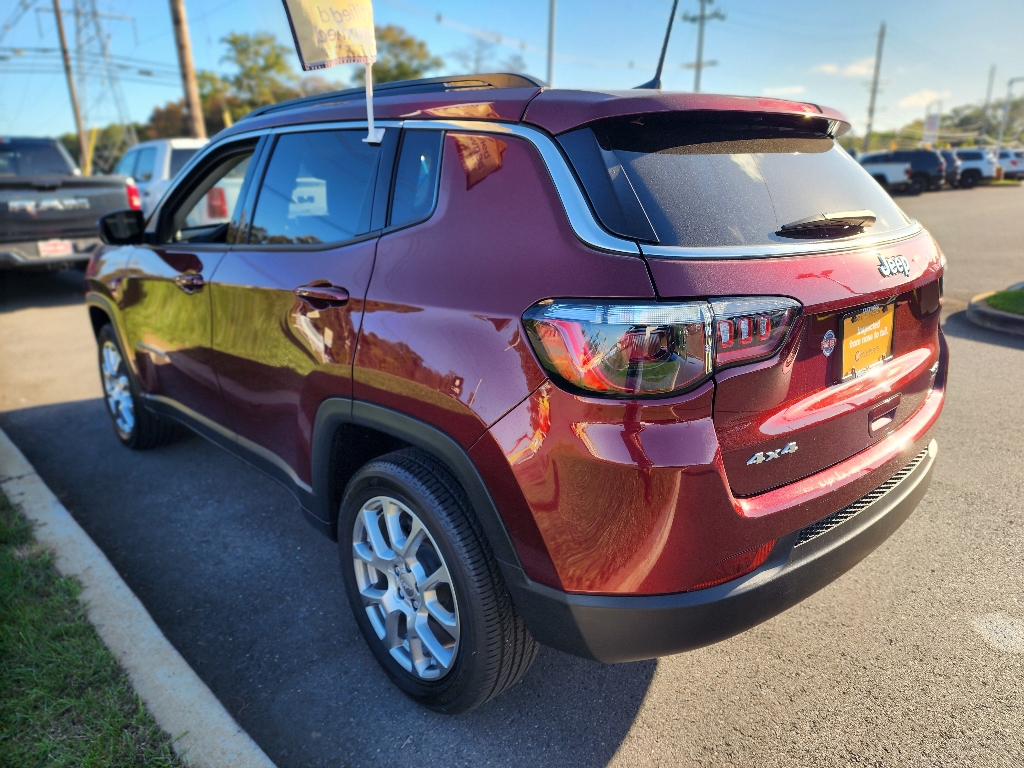 2022 Jeep Compass Latitude Lux photo 10