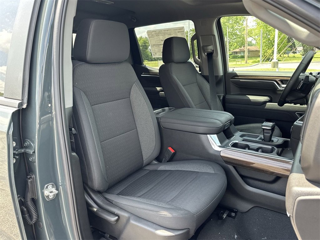 2025 Chevrolet Silverado 1500 LT photo 32