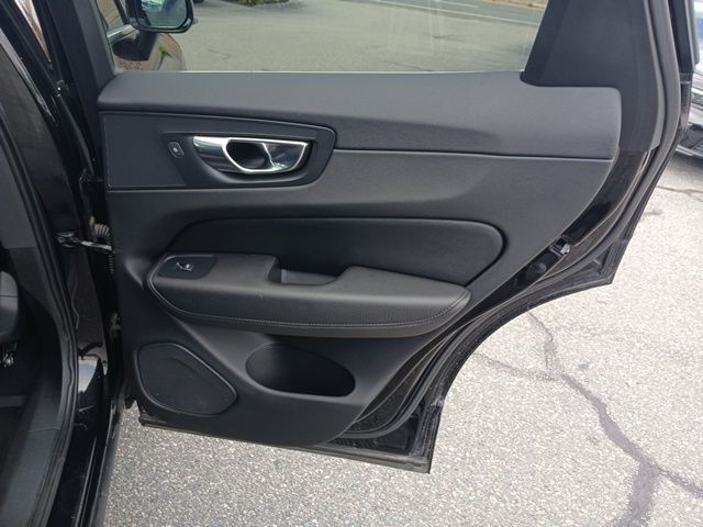 2022 Volvo XC60 B5 Momentum photo 24