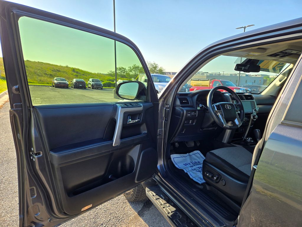 2021 Toyota 4Runner SR5 photo 9