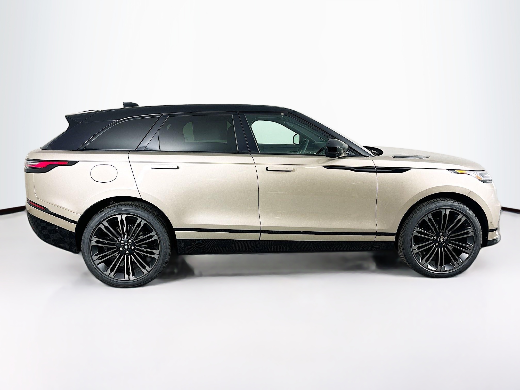 2026 Land Rover Range Rover Velar SE photo 4
