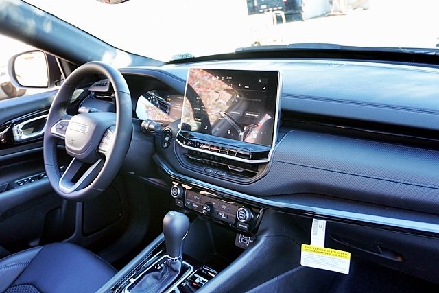 New 2026 Bright White Clear-Coat Exterior Paint Jeep Latitude image 12