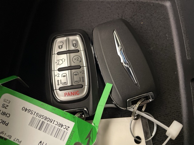 2025 Chrysler Pacifica photo 34
