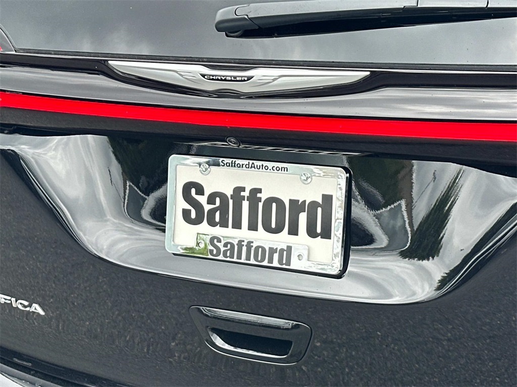 2025 Chrysler Pacifica photo 10