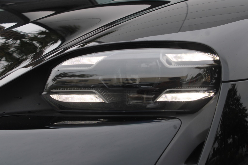 2024 Porsche Taycan S photo 11