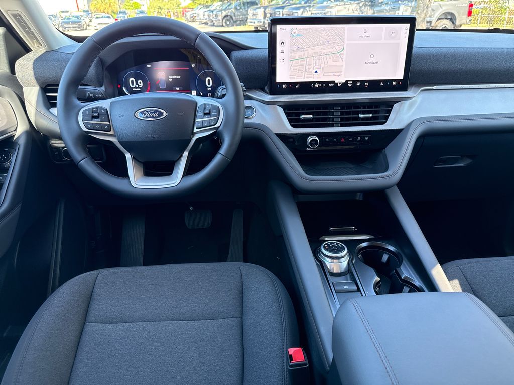 2025 Ford Explorer photo 4