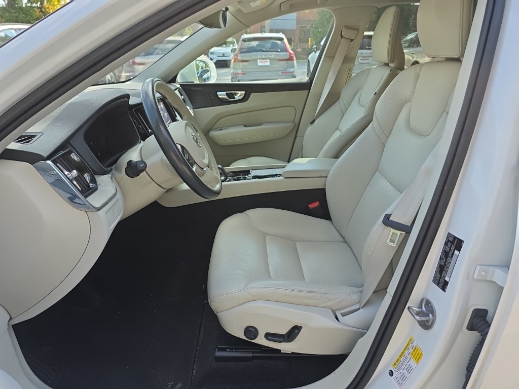 2023 Volvo XC60 B5 Plus photo 4