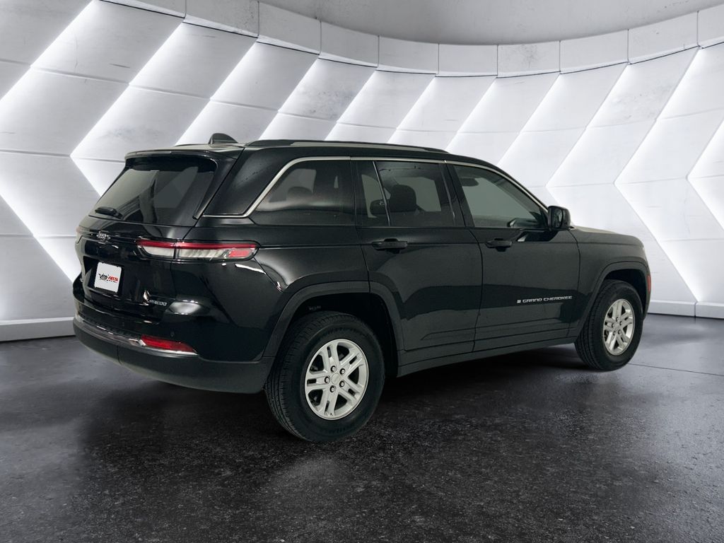 2023 Jeep Grand Cherokee Laredo photo 4