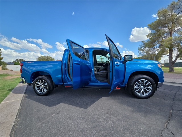 2024 Chevrolet Silverado 1500 LT photo 2