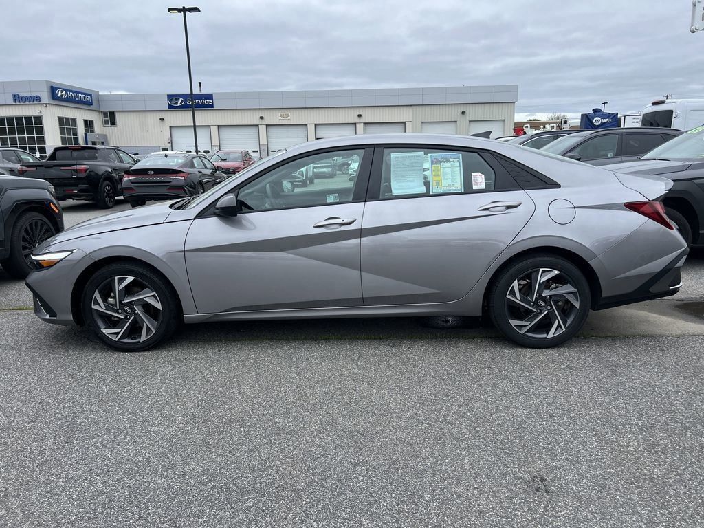 2025 Hyundai Elantra SEL Sport photo 3