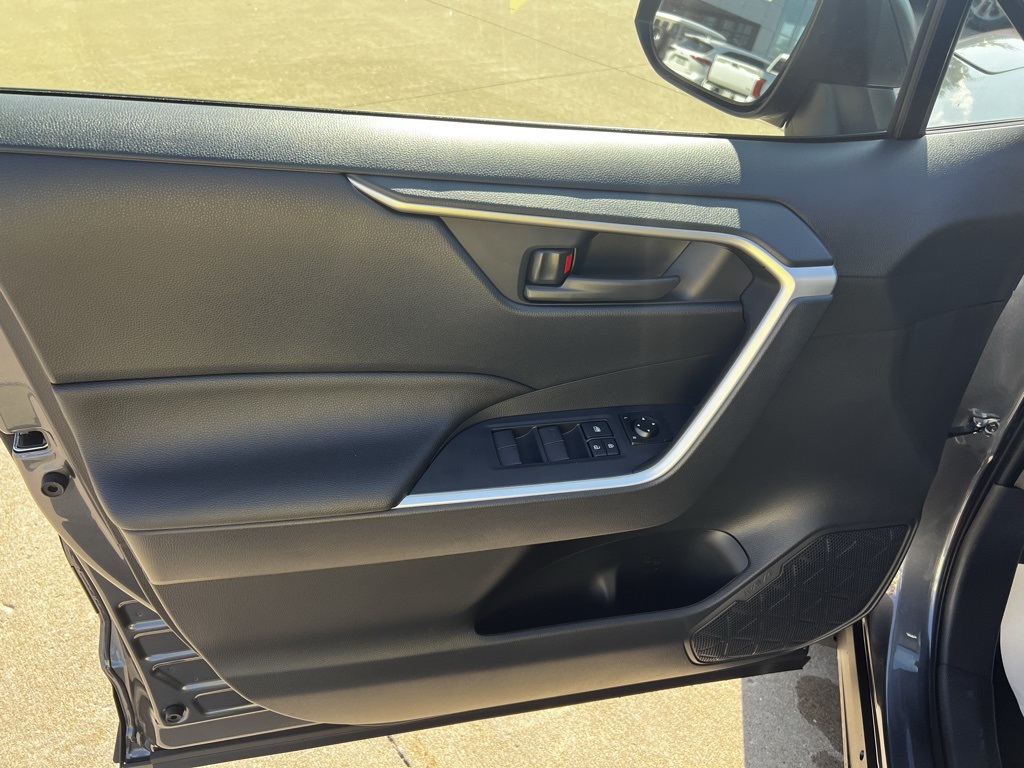 2025 Toyota RAV4 Hybrid LE photo 9