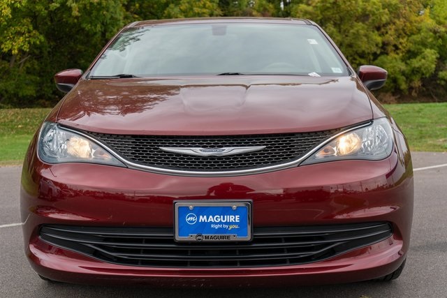 2017 Chrysler Pacifica Touring photo 3