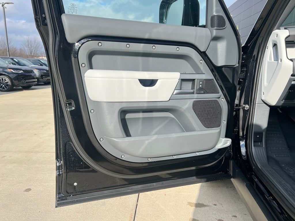 2025 Land Rover Defender 130 X-Dynamic SE photo 2