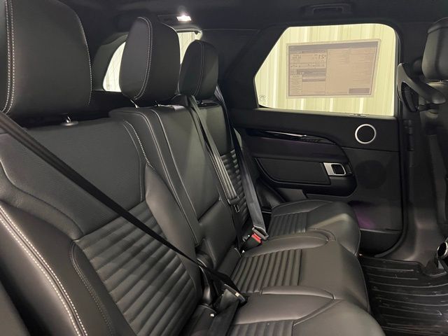 2025 Land Rover Discovery S photo 17