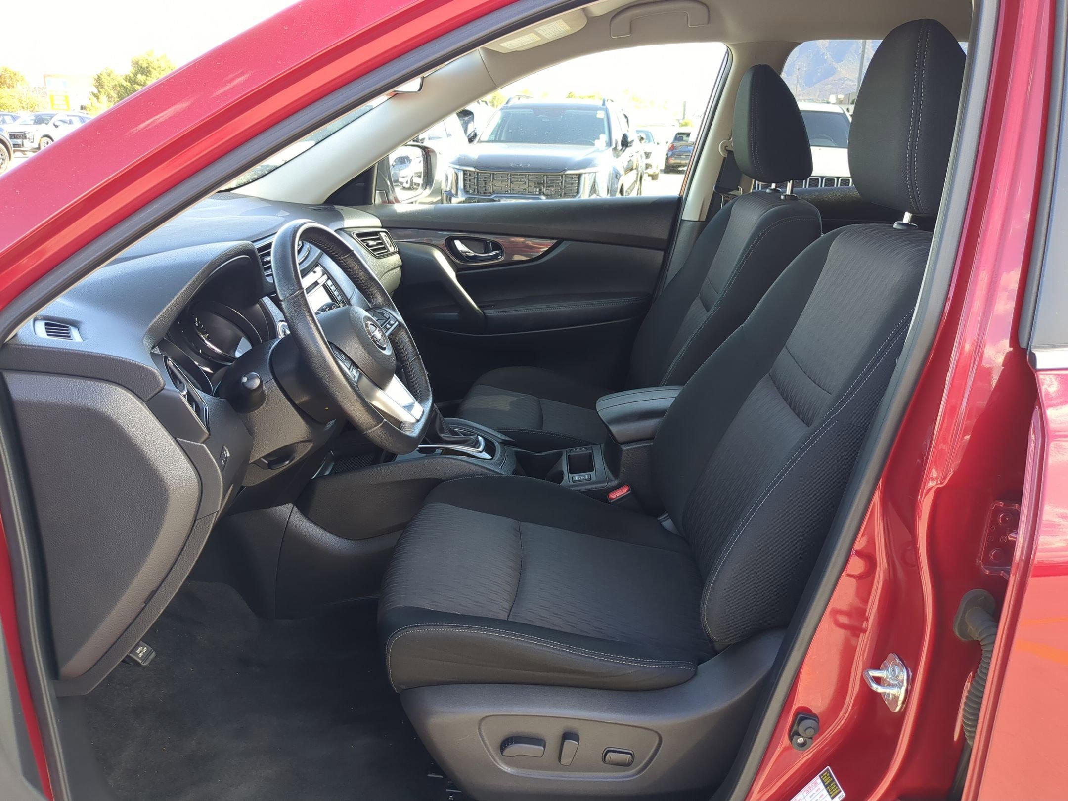 2017 Nissan Rogue SV photo 16