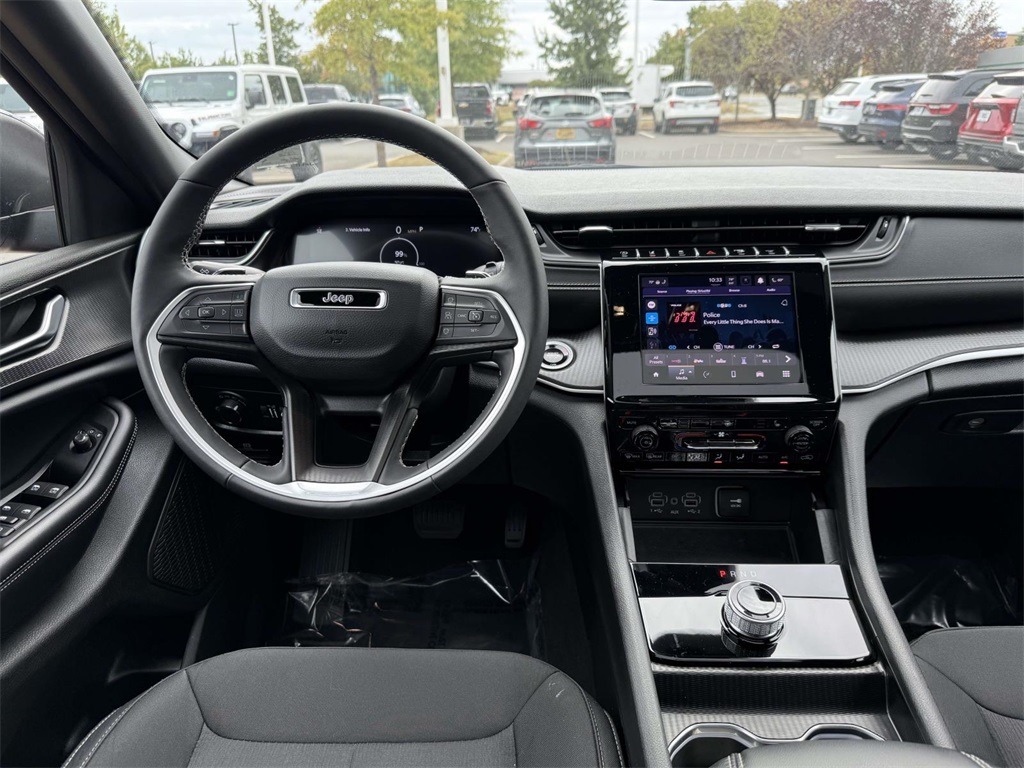 2025 Jeep Grand Cherokee Laredo photo 17