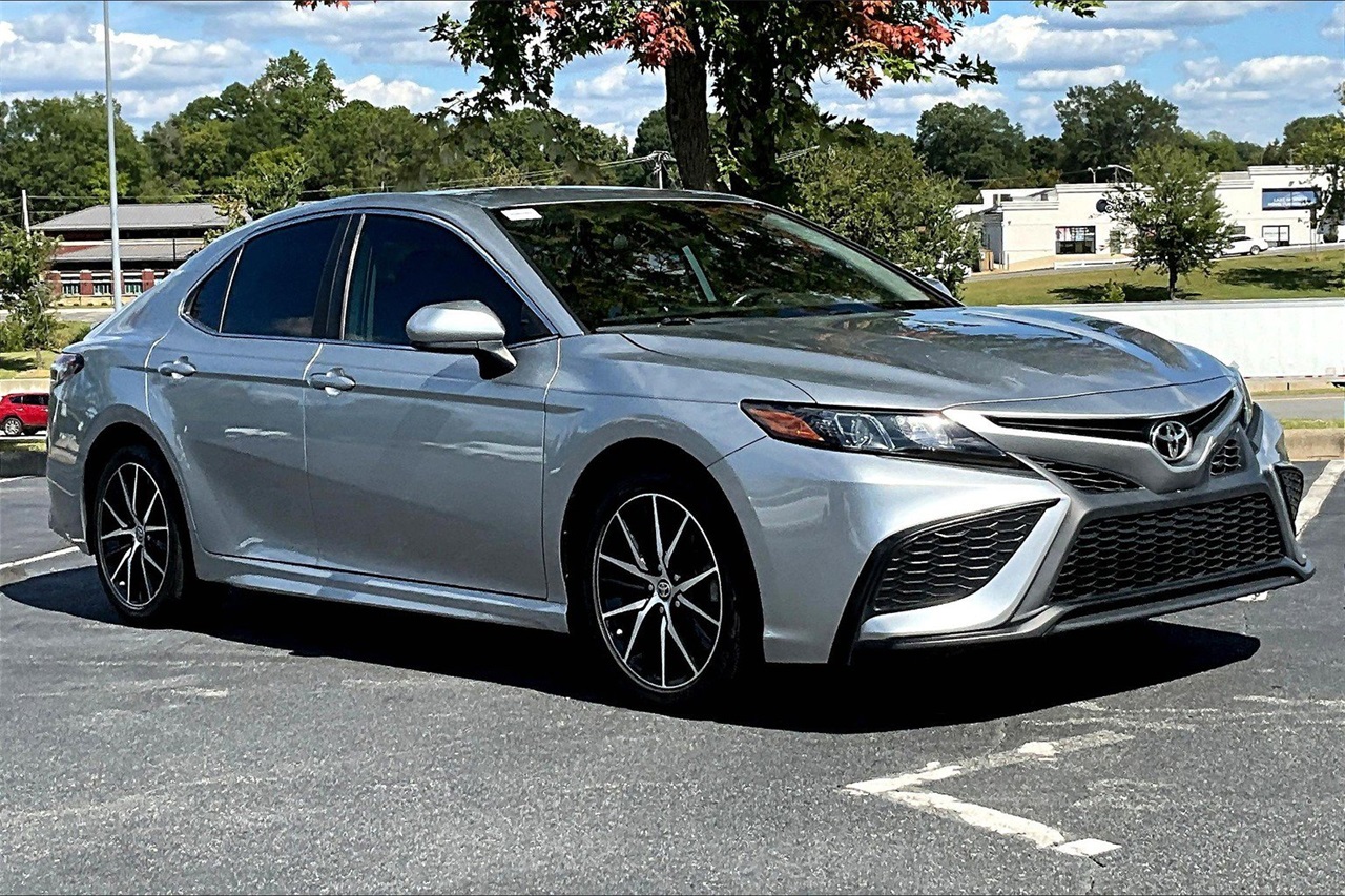 2021 Toyota Camry SE photo 2