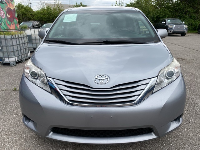 2016 Toyota Sienna LE photo 2