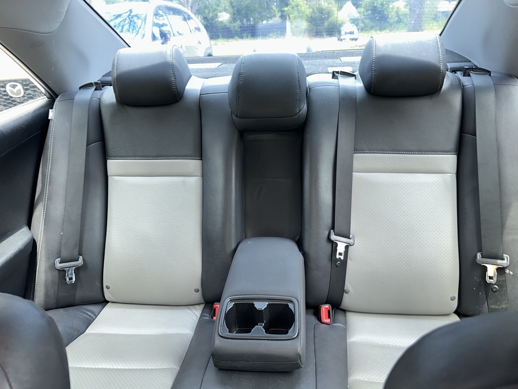 2013 Toyota Camry SE photo 10