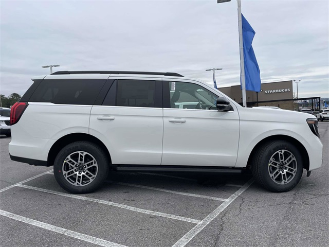2025 Ford Expedition photo 2