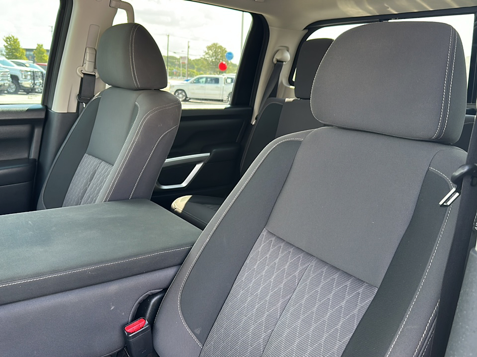 2022 Nissan Titan Crew Cab SV photo 2