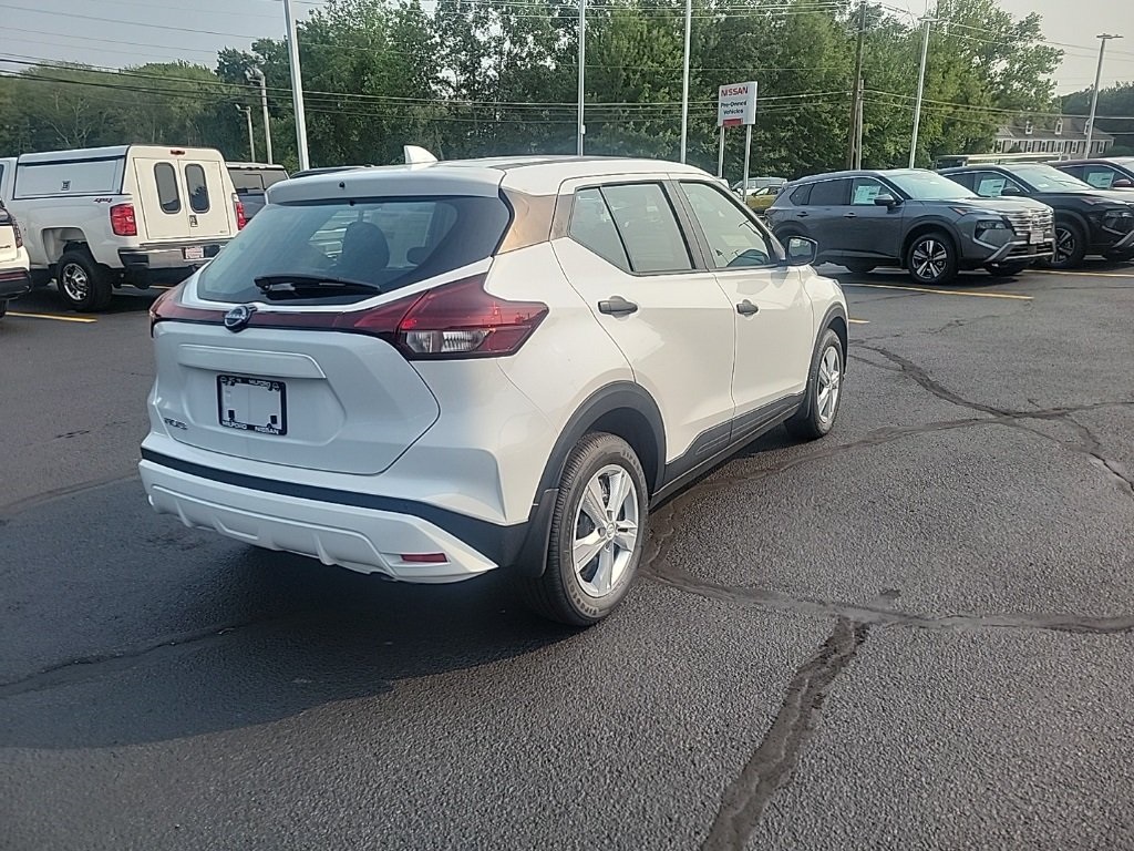 2025 Nissan Kicks Play S photo 3