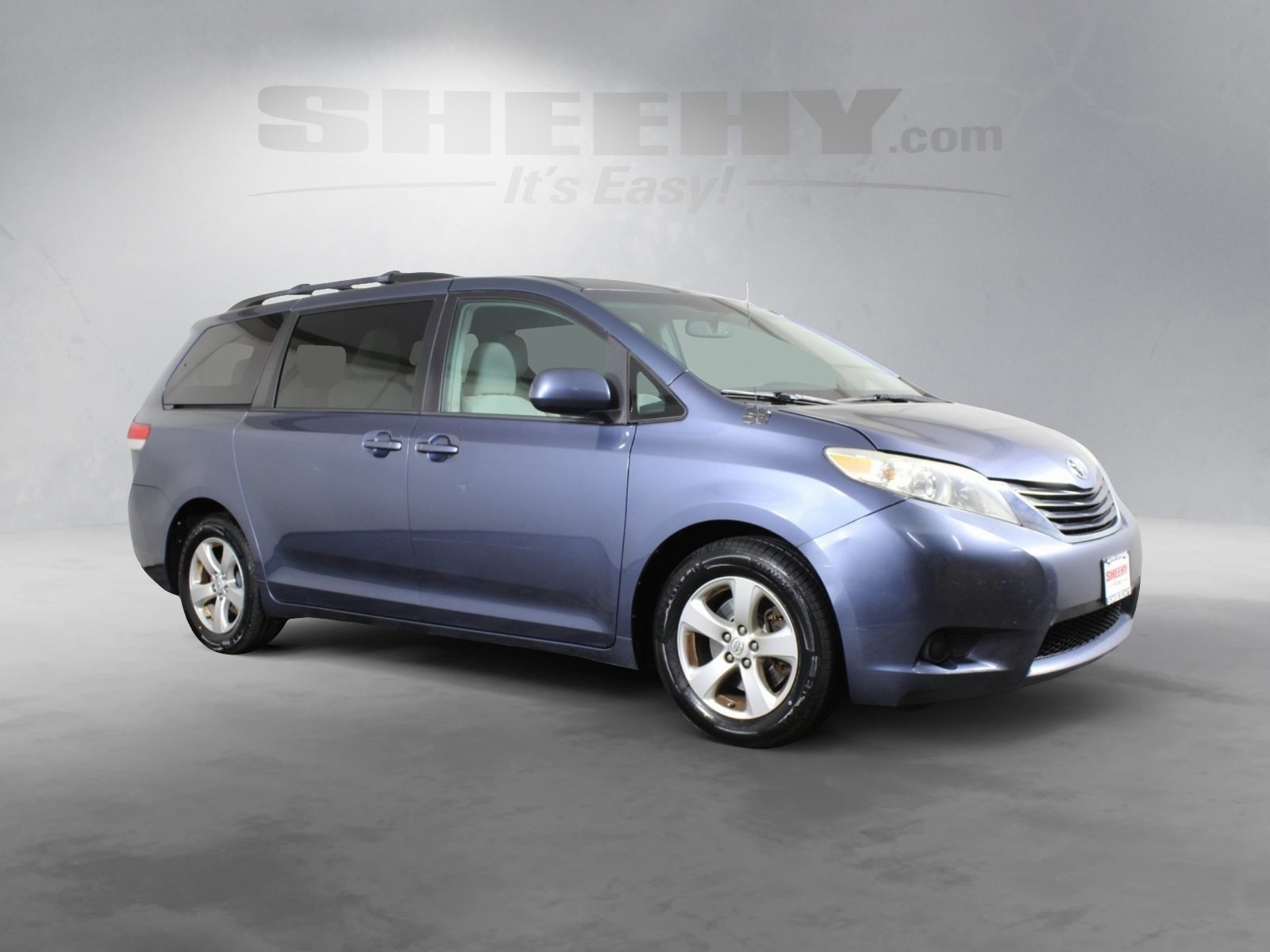 2013 Toyota Sienna LE photo 2