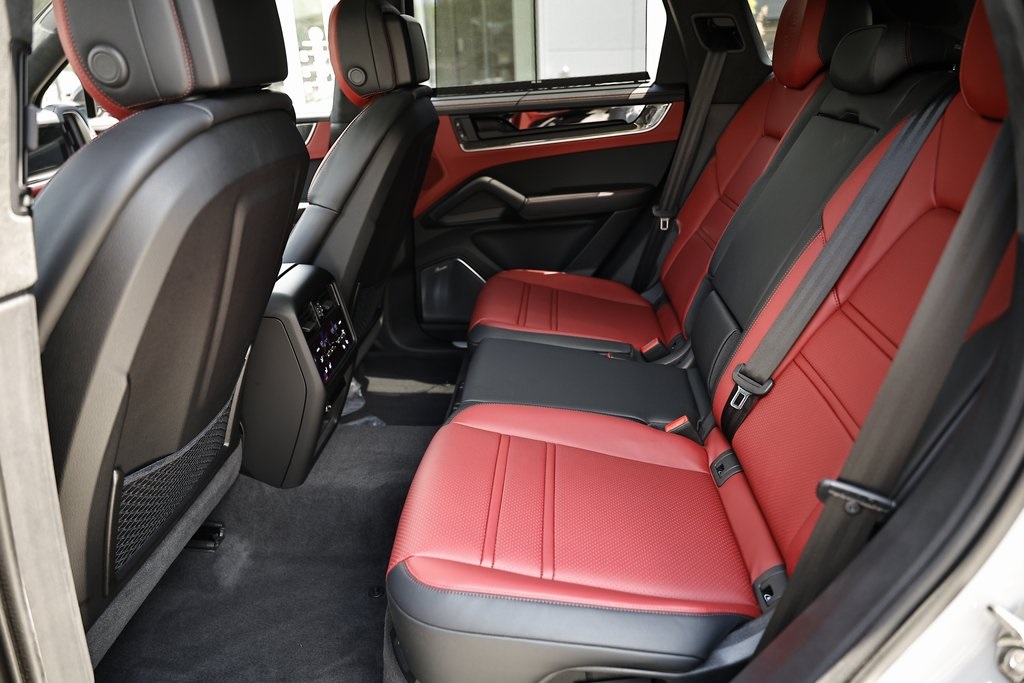 2025 Porsche Cayenne Turbo E-Hybrid photo 28