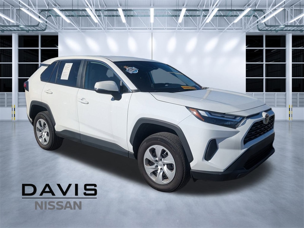 2024 Toyota RAV4 LE's photo