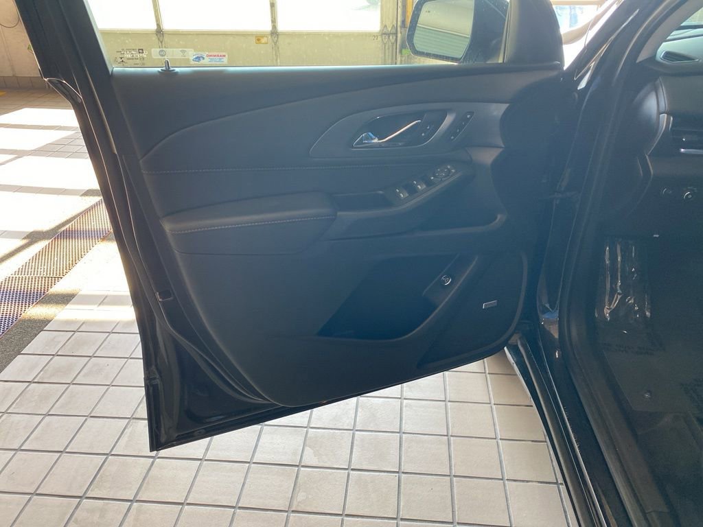 2021 Chevrolet Traverse Premier photo 2