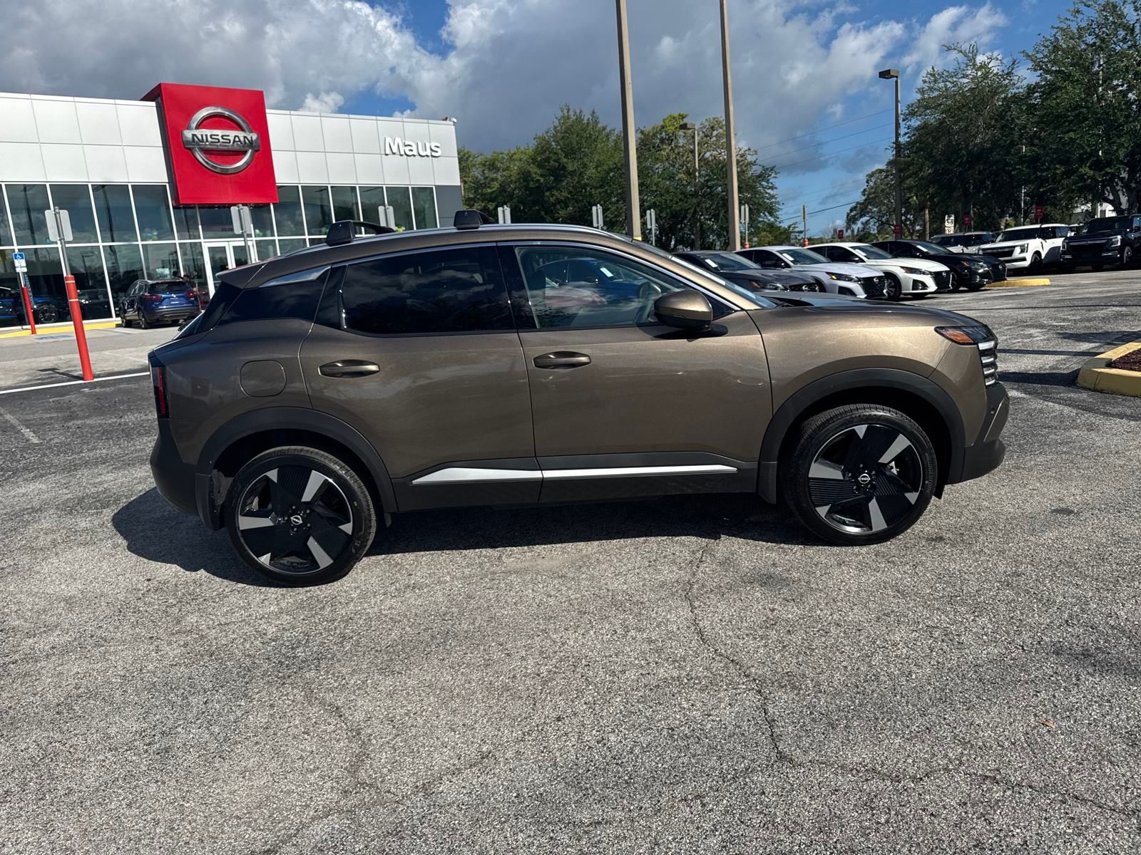 2025 Nissan Kicks SR photo 3