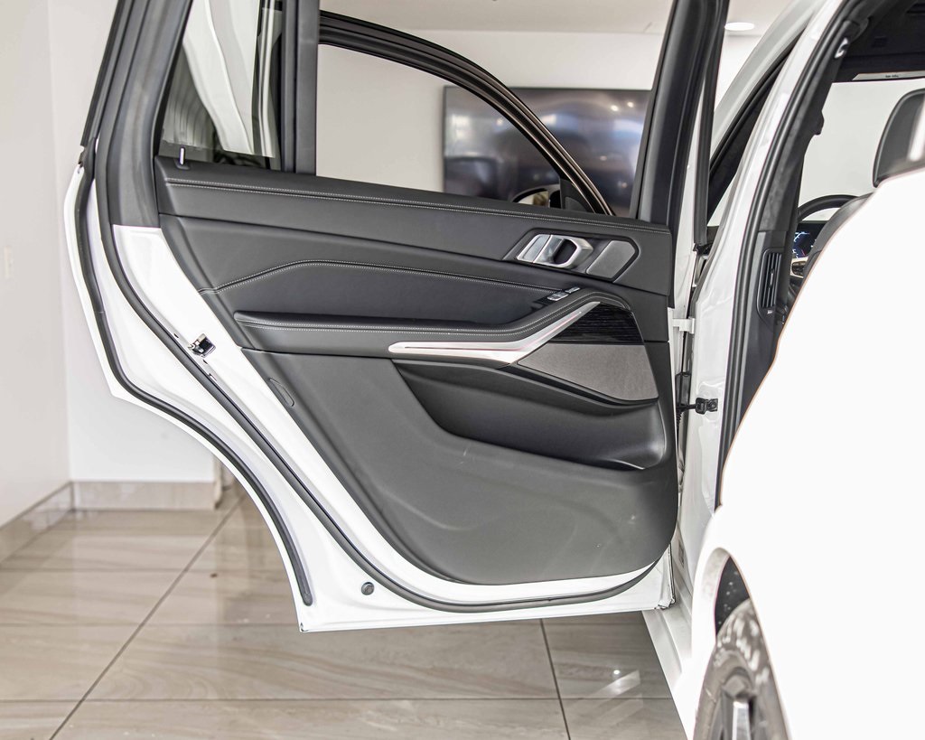 2025 BMW X7 - Image 37