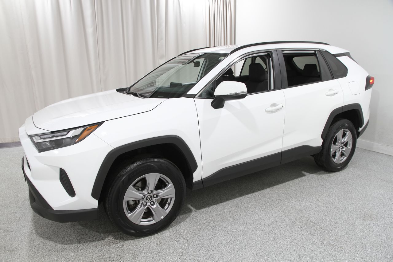 2024 Toyota RAV4 XLE photo 3