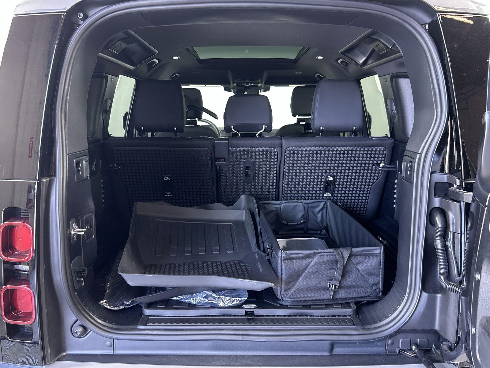 2025 Land Rover Defender 110 S photo 28