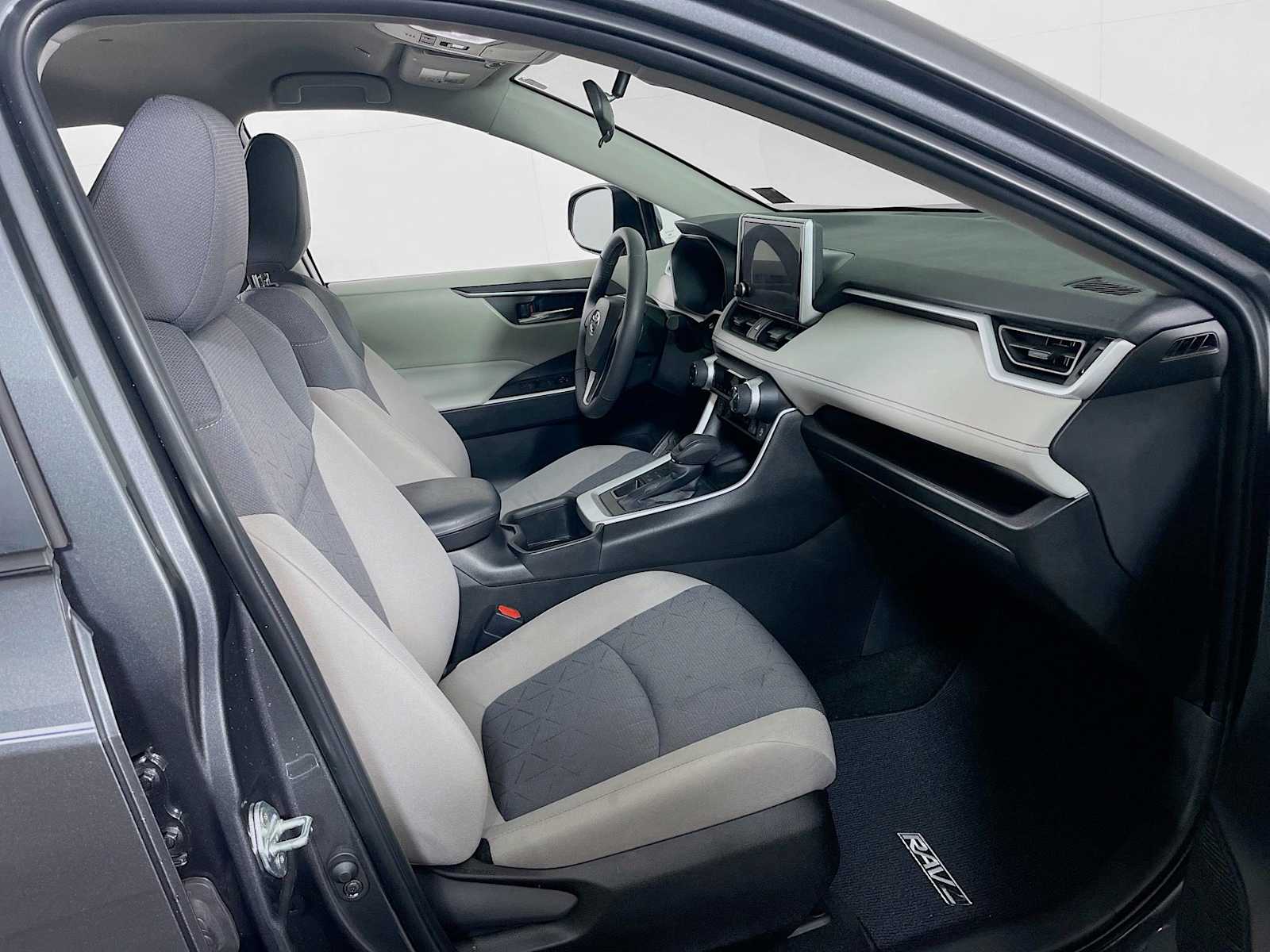 2023 Toyota RAV4 XLE photo 25