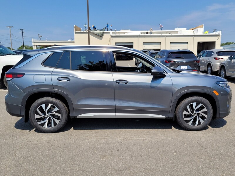 2025 Volkswagen Tiguan S photo 2