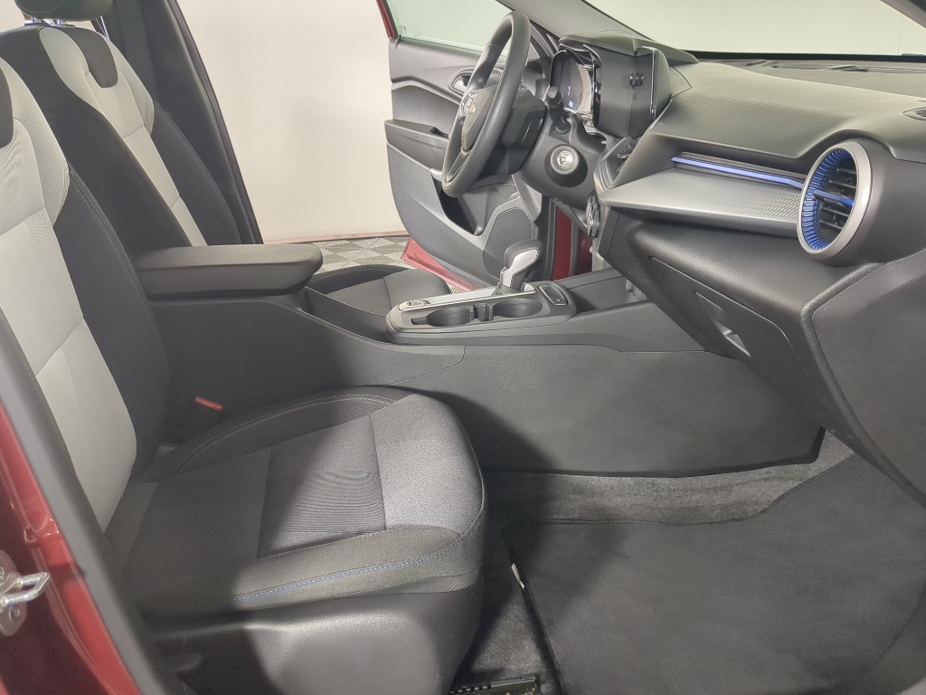 2025 Chevrolet Trax LS photo 12